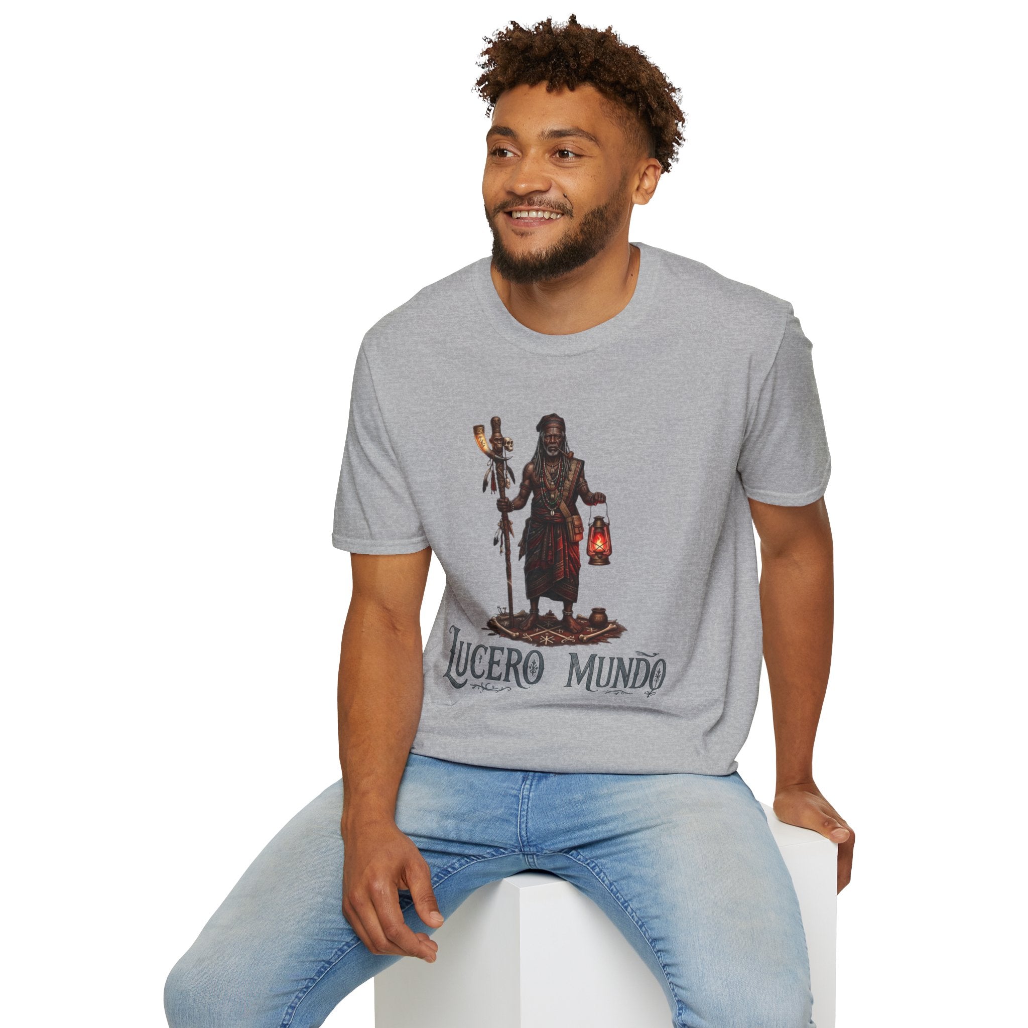 Camiseta Lucero Mundo “Guardián de la Noche” — Unisex Softstyle